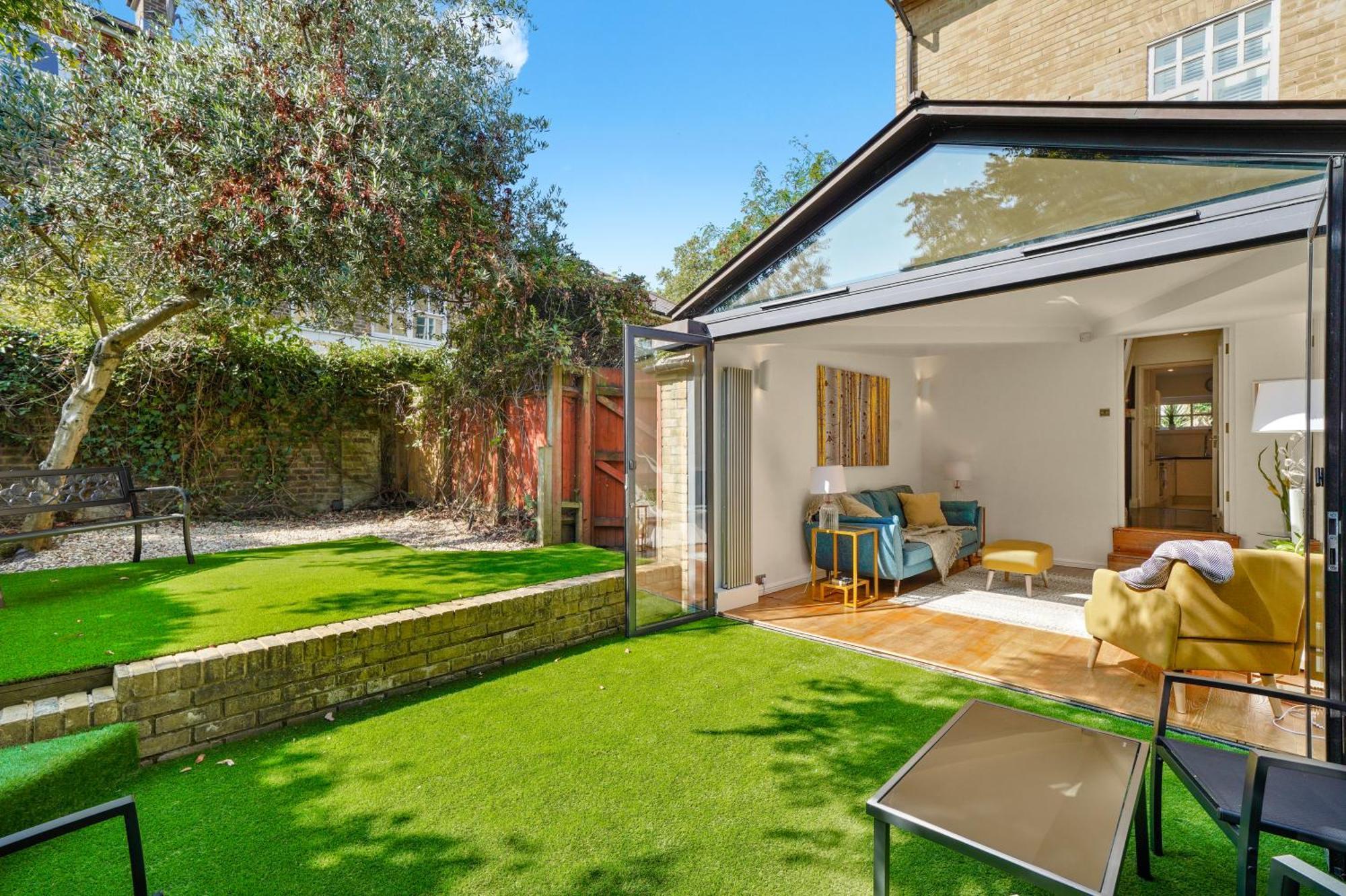 3 Bedroom Mews Home - Clapham Common - Free Private Parking - Sleeps 5 - Newly Refurbished - Sweetpea & Pillow Properties Londres Exterior foto
